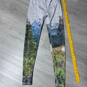 Scenic Mountain Print Women's Leggings in Multicolor